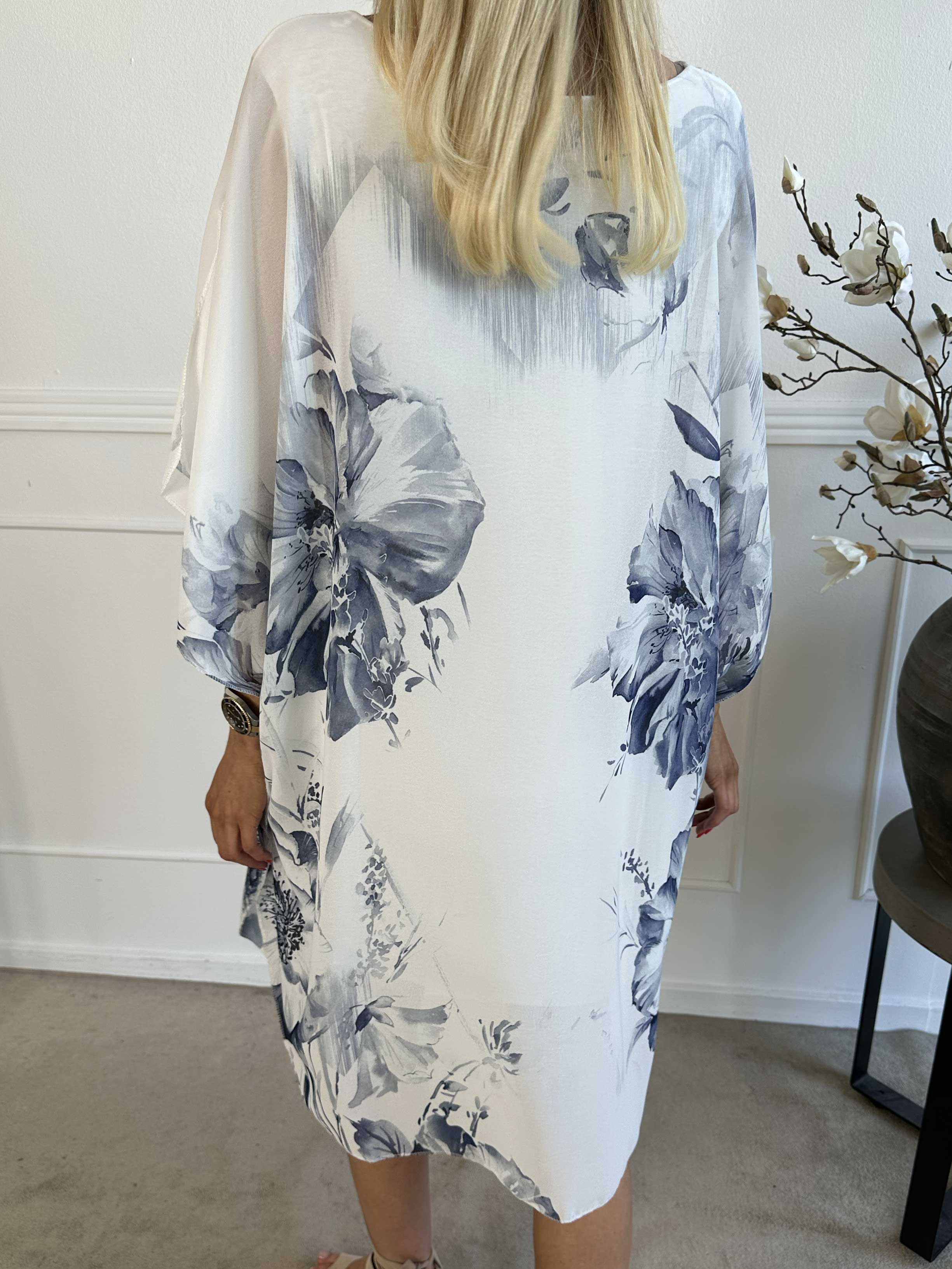 Senja - Kjole i chiffon med blomster og underkjole i viskose